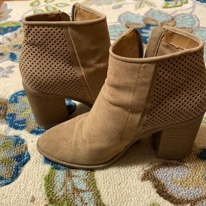 Good condition, worn only a few times. No scuffs or stains